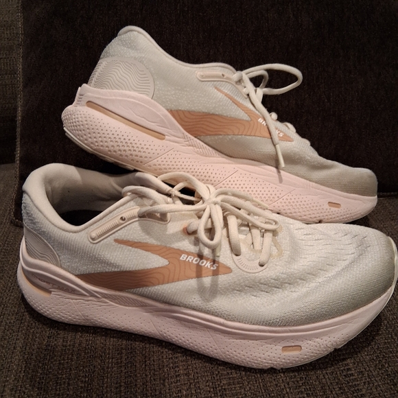Brooks Shoes - Brooks Ghost Max womens size 10